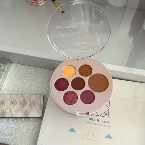 PEAR NOVA Eyeshadow Palette New In Box. - Picture 4 of 8